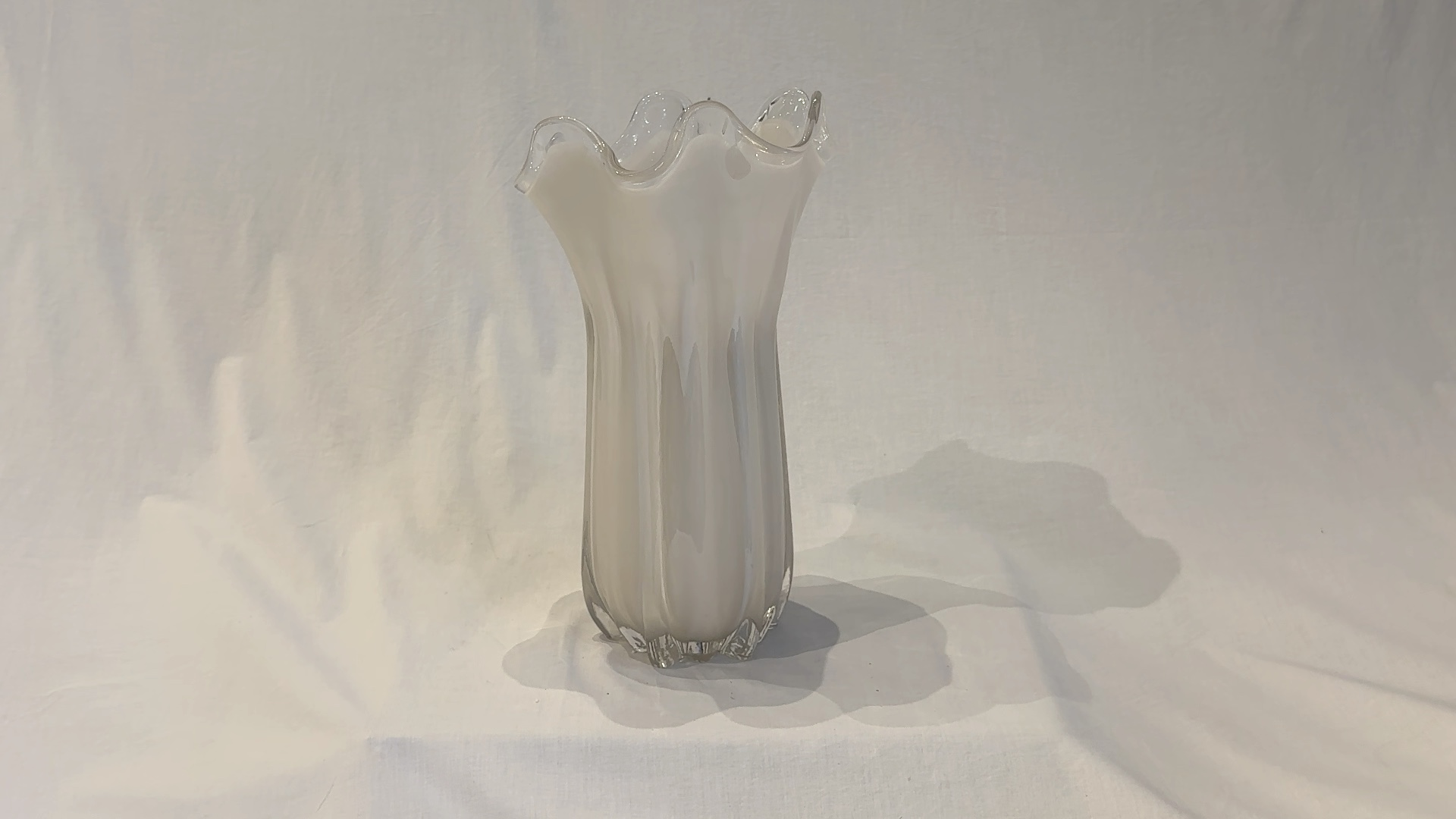 Vase en verre blanc