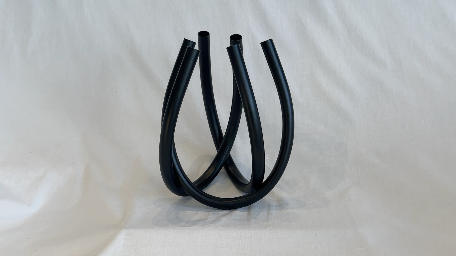 Vase sphérique en métal noir