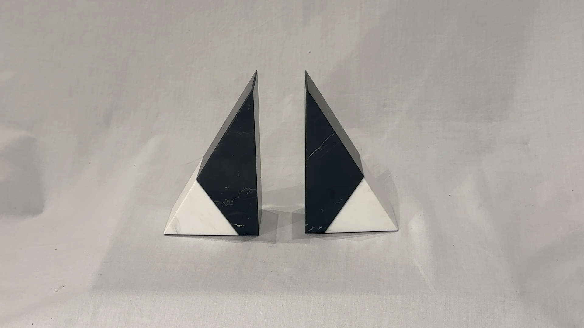 Serre-livres en marbre noir et blanc