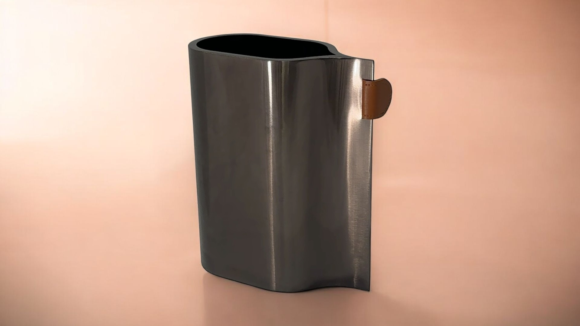 Vase en métal et cuir