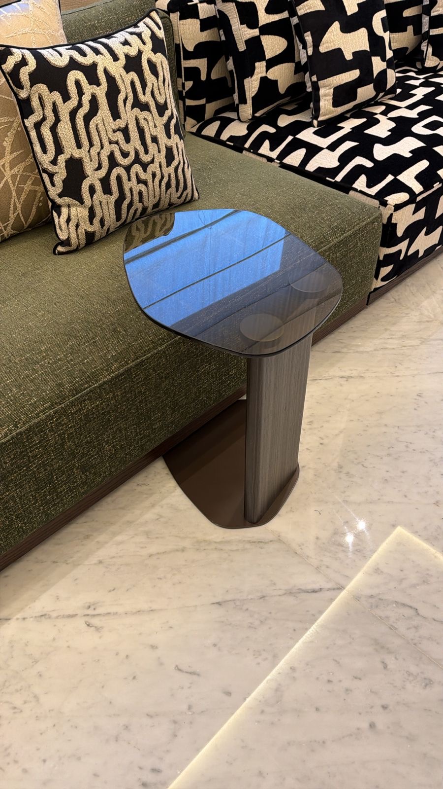 Table en verre, bois et métal